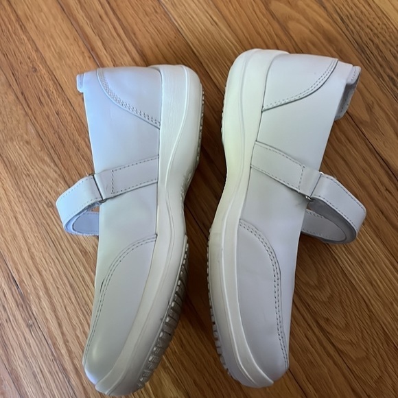 CROCS white Mary Jane style leather like upper Velcro strap size 7 - Picture 3 of 7